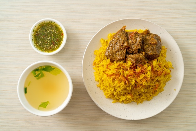 Biryani di manzo o riso al curry e manzo. Versione thai-musulmana del biryani indiano, con fragrante riso giallo e manzo. Stile di cibo musulmano
