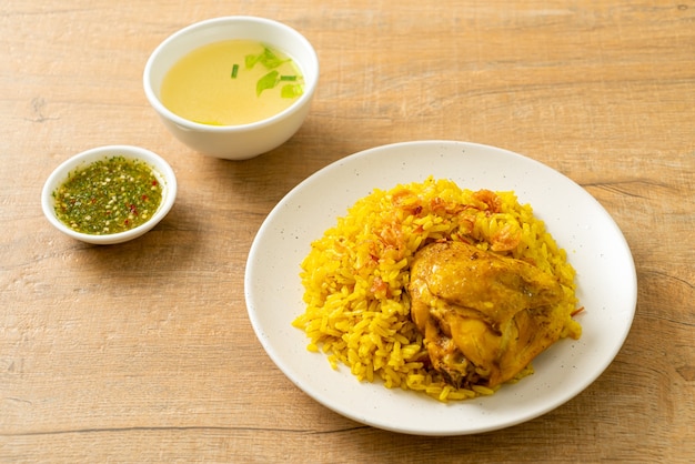 Biryani di pollo o riso al curry e pollo