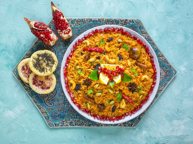 Biryani di verdure, piatto vegetariano su un tavolo blu. Vista dall'alto.