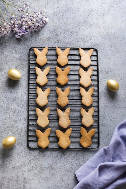 Biscotti a forma di coniglio di Pasqua su uno sfondo di pietra grigia