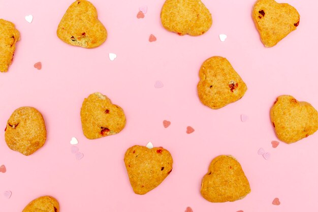 biscotti a forma di cuore colorati coriandoli dolci spruzza rosa per la festa d'amore del giorno delle donne di San Valentino