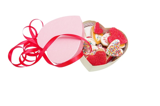 Biscotti a forma di cuore decorato con nastro a San Valentino isolato su bianco