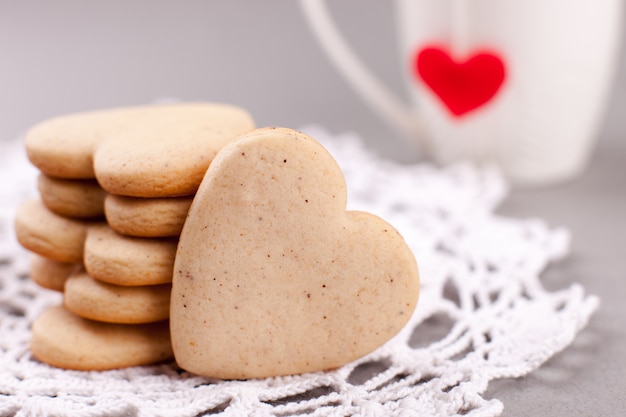 Biscotti a forma di cuore e una tazza bianca