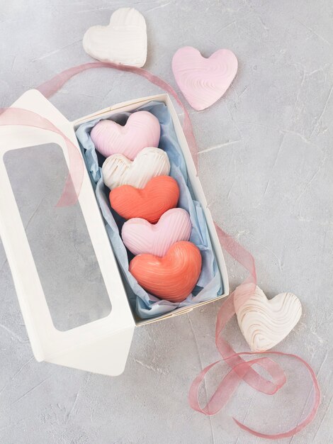 Biscotti a forma di cuore in confezione regalo con nastro.