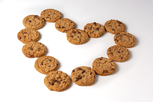 Biscotti a forma di cuore isolati su sfondo bianco