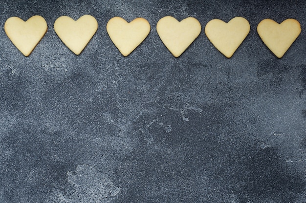 Biscotti a forma di cuore per San Valentino su sfondo scuro