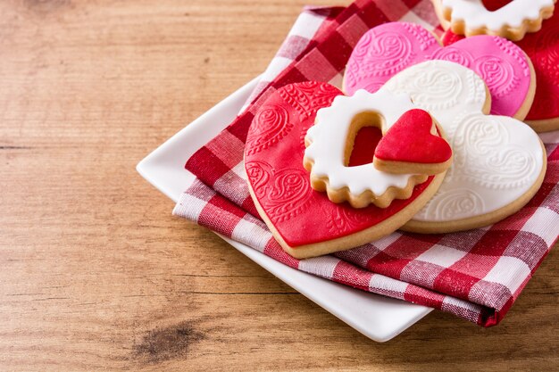 Biscotti a forma di cuore per San Valentino su superficie di legno