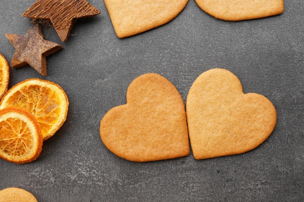 Biscotti a forma di cuore su sfondo grigio, vista dall'alto