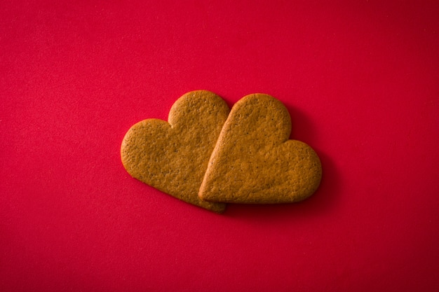 Biscotti a forma di cuore su superficie rossa