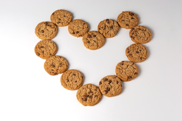 biscotti a forma di cuore su uno sfondo bianco da tavola