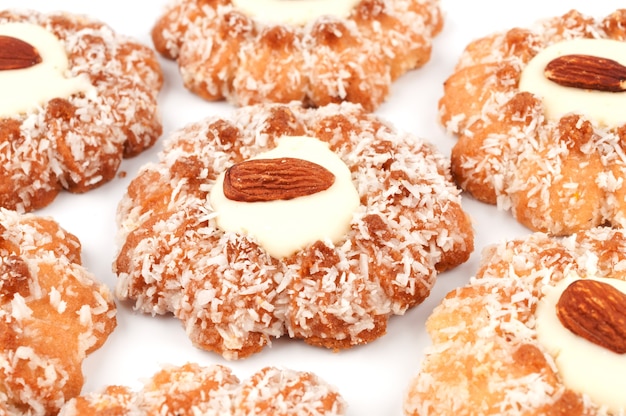 Biscotti a forma di fiore su sfondo bianco