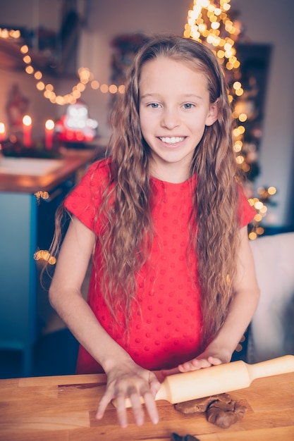 Biscotti adorabili del pan di zenzero di natale di cottura della bambina