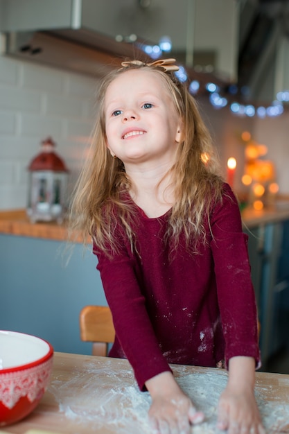 Biscotti adorabili del pan di zenzero di natale di cottura della bambina