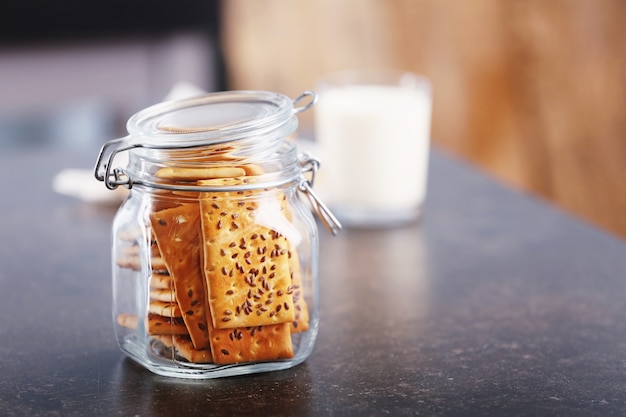 Biscotti ai cereali in vaso sul tavolo