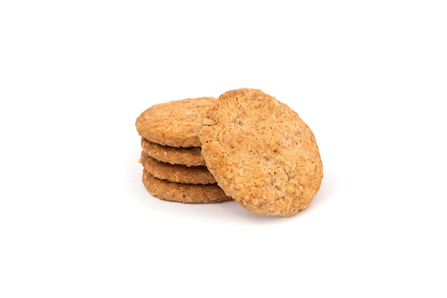 Biscotti ai cereali isolati su sfondo bianco. Vista laterale