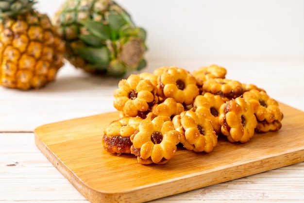 biscotti ai fiori con marmellata di ananas