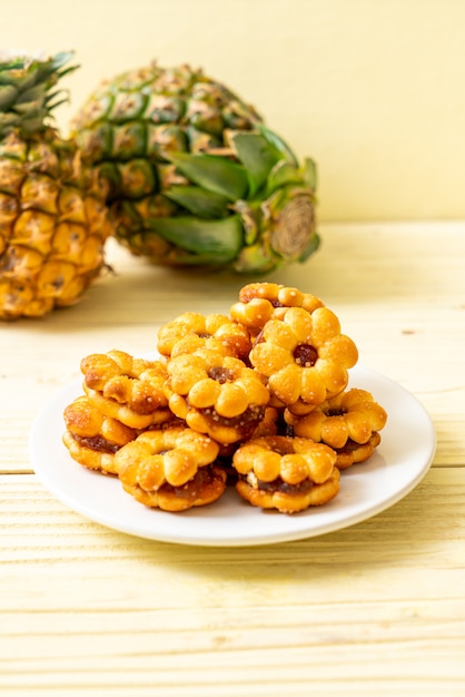 biscotti ai fiori con marmellata di ananas