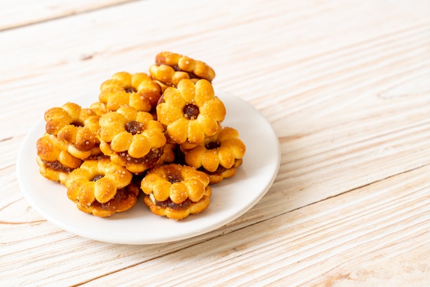 biscotti ai fiori con marmellata di ananas