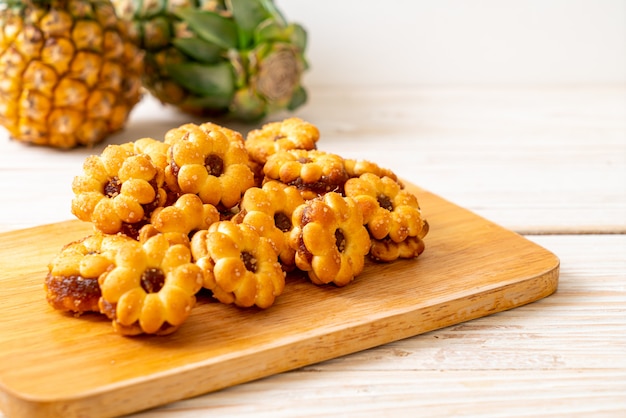 biscotti ai fiori con marmellata di ananas