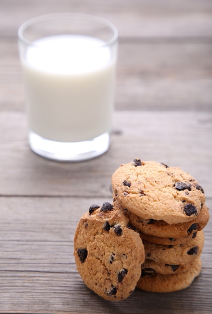 Biscotti al bicchiere di latte e cioccolato