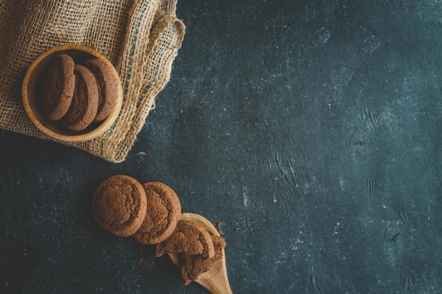 Biscotti al brownie al cioccolato su sfondo di dolci a cucchiaio di legno