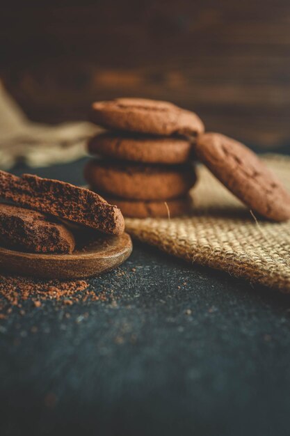 Biscotti al brownie al cioccolato su sfondo di dolci a cucchiaio di legno