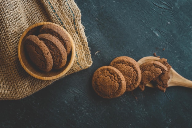Biscotti al brownie al cioccolato su sfondo di dolci a cucchiaio di legno