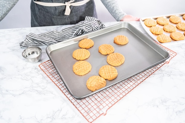 Biscotti al burro di arachidi appena sfornati su una teglia.