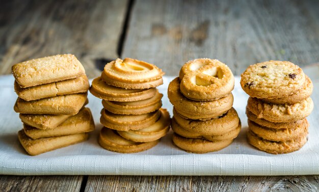 Biscotti al burro disposti in fila