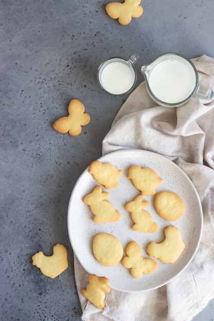 Biscotti al burro e zucchero fatti in casa.