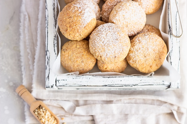 Biscotti al burro freschi al forno con arachidi cosparsi di zucchero a velo