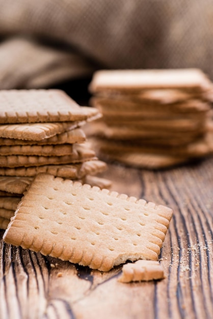 Biscotti al burro su legno