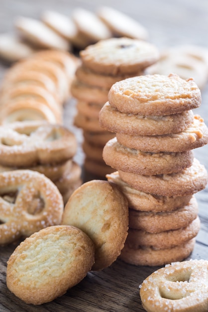 Biscotti al burro sulla tavola di legno