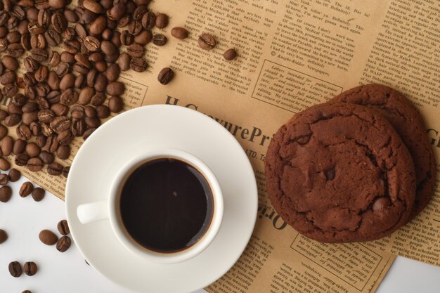 Biscotti al caffè nero e gocce di cioccolato