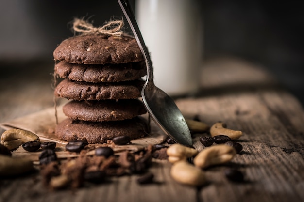 biscotti al cioccolato appena sfornati sul tavolo in legno rustico