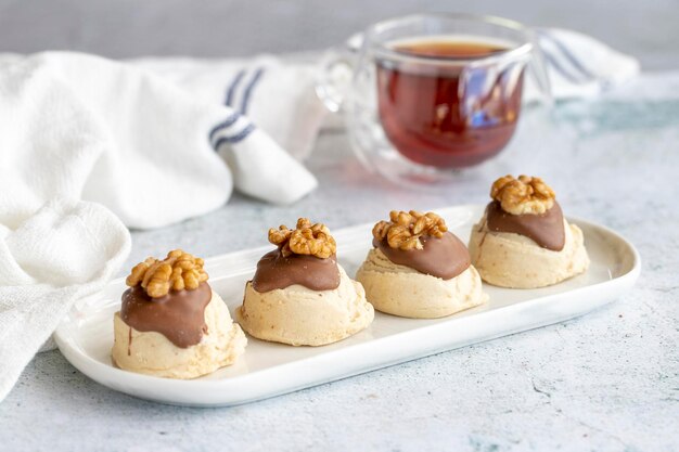 Biscotti al cioccolato Biscotti fatti in casa su sfondo grigio da vicino