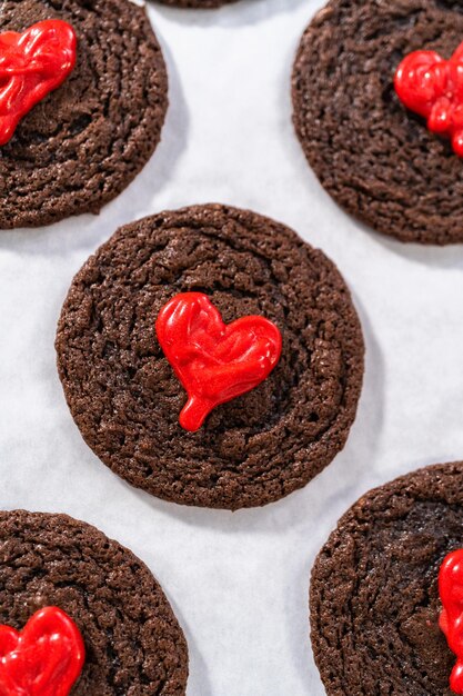 Biscotti al cioccolato con cuori di cioccolato