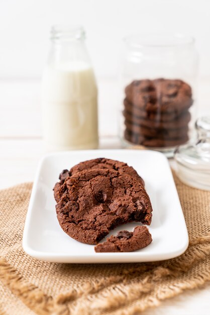 biscotti al cioccolato con gocce di cioccolato