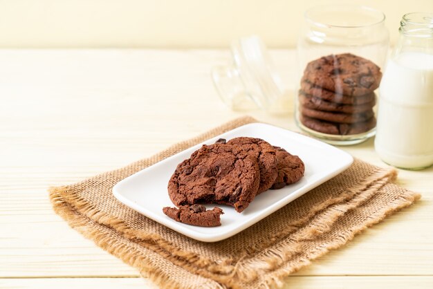 biscotti al cioccolato con gocce di cioccolato