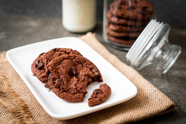 biscotti al cioccolato con gocce di cioccolato