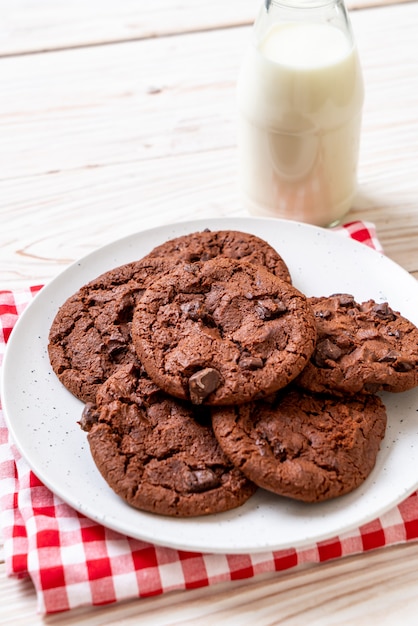 biscotti al cioccolato con gocce di cioccolato