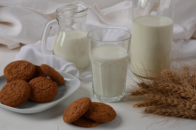 Biscotti al cioccolato con latte su sfondo bianco