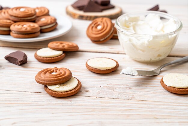 biscotti al cioccolato con panna