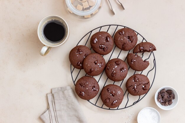 Biscotti al cioccolato con sale e pezzi di cioccolato. Dolci fatti in casa. Ricetta. Cibo vegetariano.