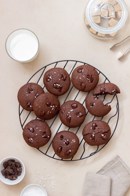 Biscotti al cioccolato con sale e pezzi di cioccolato. Dolci fatti in casa. Ricetta. Cibo vegetariano.