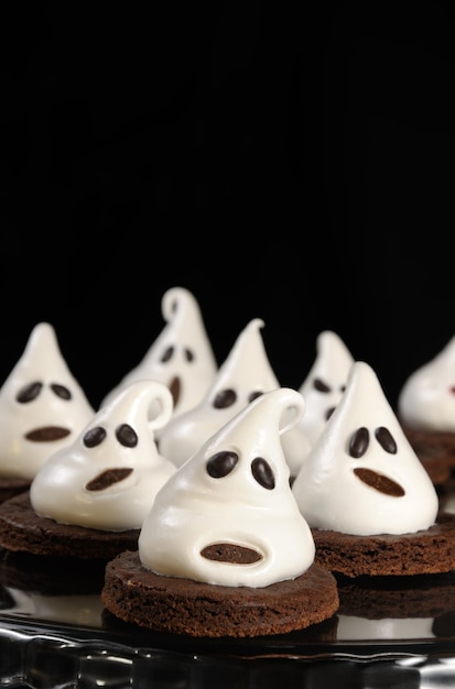 Biscotti al cioccolato decorati con meringa come fantasma per Halloween