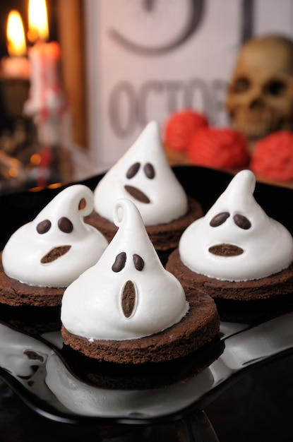 Biscotti al cioccolato decorati con meringa come fantasma per Halloween