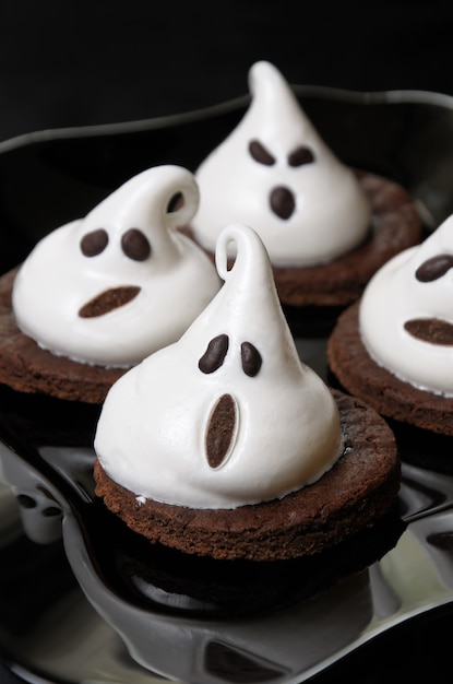 Biscotti al cioccolato decorati con meringa come fantasma per Halloween