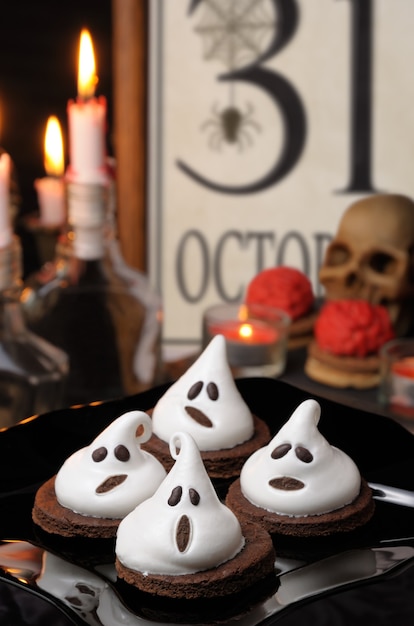 Biscotti al cioccolato decorati con meringa come fantasma per Halloween