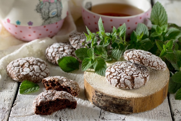 Biscotti al cioccolato di Natale su uno sfondo di legno